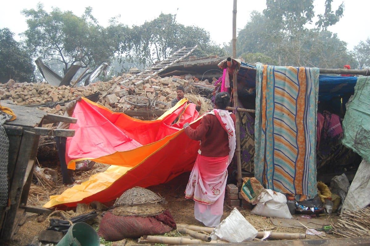 खुले आसमान के नीचे गुजरी रात
