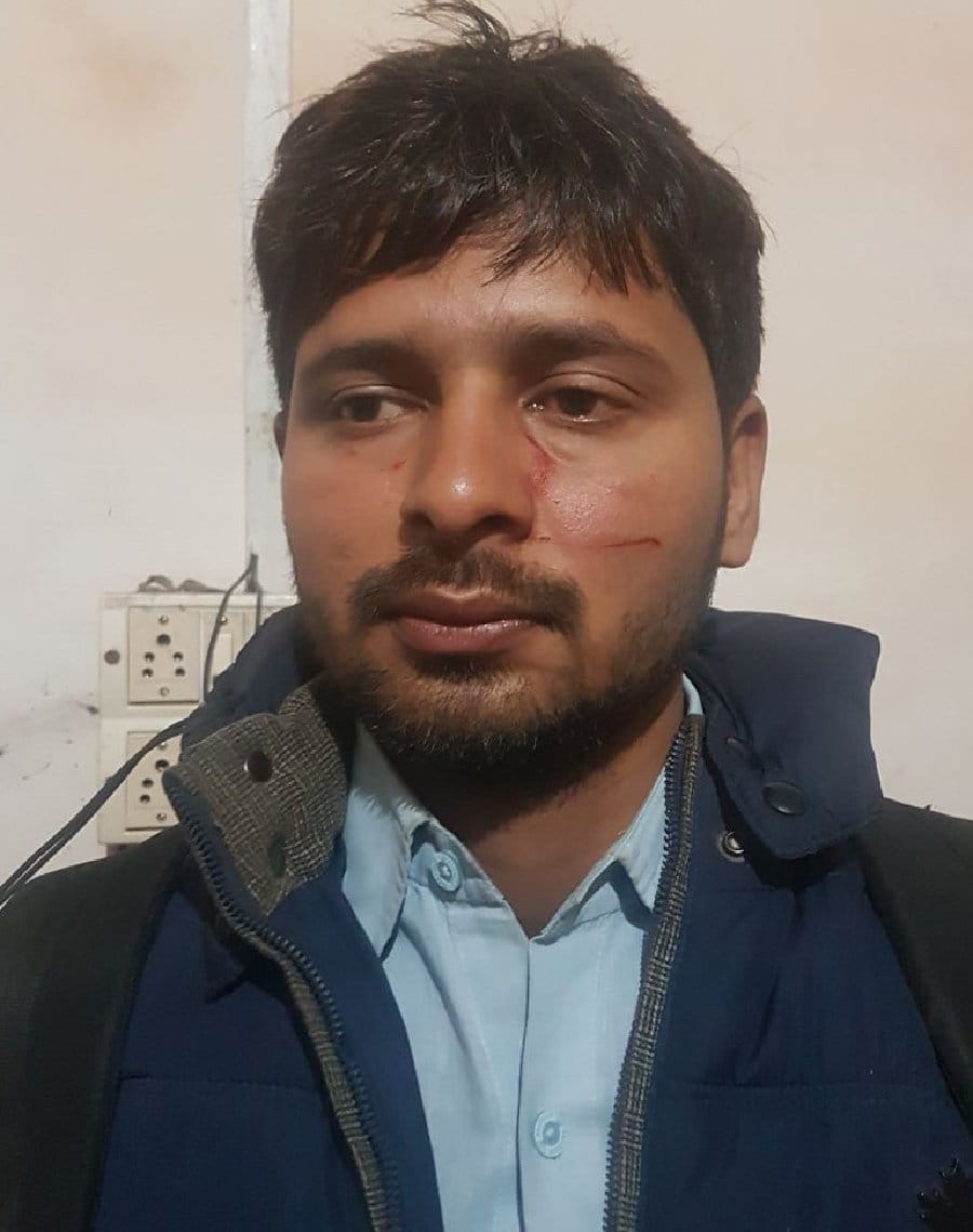 जेई को कार्यालय में बंदकर युवकों ने पीटा