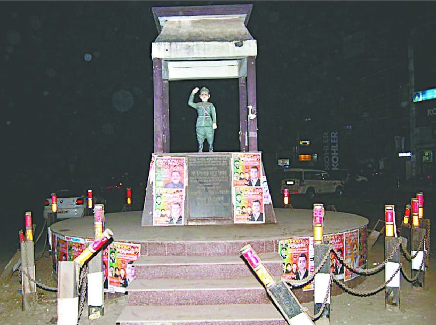 Bangalis will put the bronze statue of Bose 