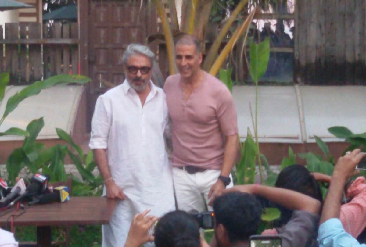 Sanjay Leela Bhansali praises Akshay Kumar to postpone Padman release date 
