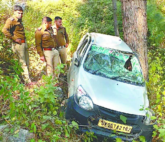 Car crashed, three injured in road accidents