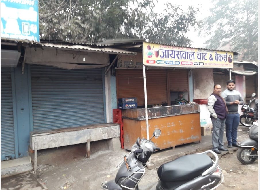 लूट के विरोध में बाजार बंद, मुनीम लखनऊ रेफर