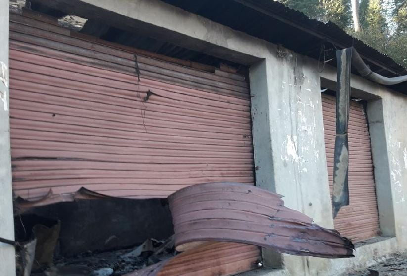 तुहाला में दुकान में फटा सिलिंडर, छत उड़ी