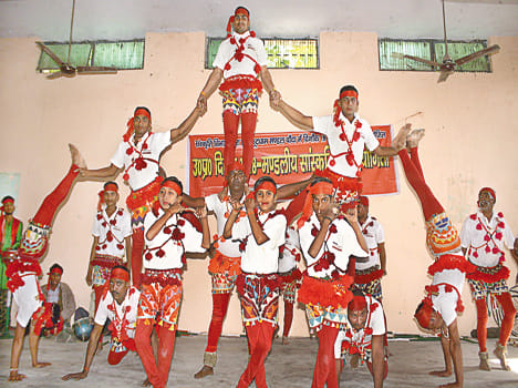 Ramesh Pal's team top in Divari dance
