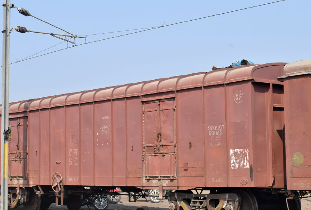 Boy dies due to exposure to railway hightation line