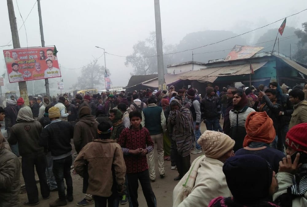 बहराइच: काम की तलाश में चौराहे पर खड़े मजदूर पर गिरी एचटी लाइन, बुरी तरह झुलसा