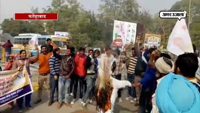 effigy of cm manohar lal khattar burnt in fatehabad of haryana