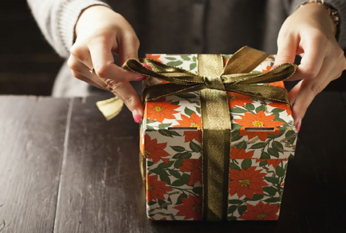 Gift Packaging Is Popular Work From Home Job Among Indian Housewives