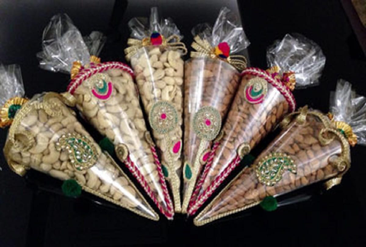 Gift Packaging Is Popular Work From Home Job Among Indian Housewives