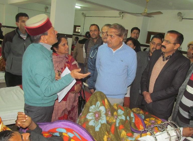 चंबा अस्पताल में डॉक्टरों की मनमानी के आगे मरीज बेबस