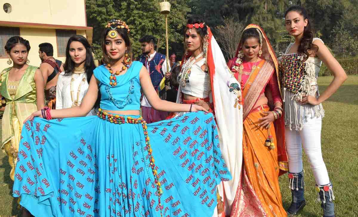 see the photos of IIT BHU annual fest kashi yatra