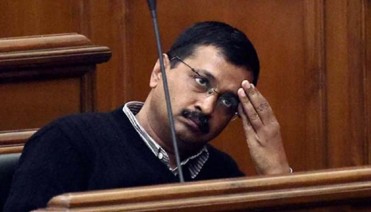 kejriwal met delhi MLAs over apology issue 