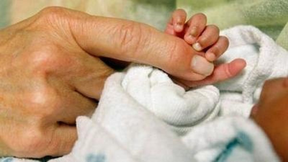 woman gave birth to child in platform in Bareilly