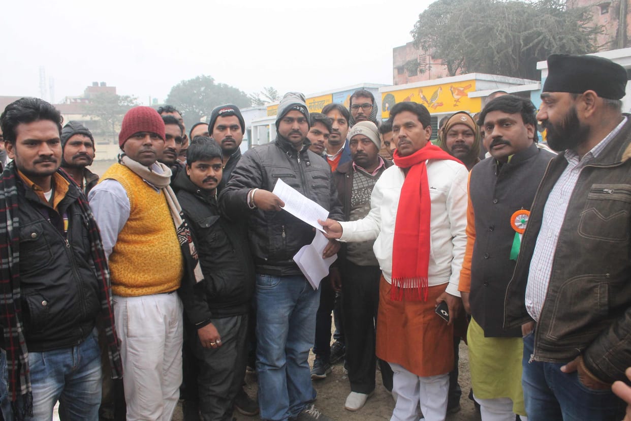 traders surrounded mla
