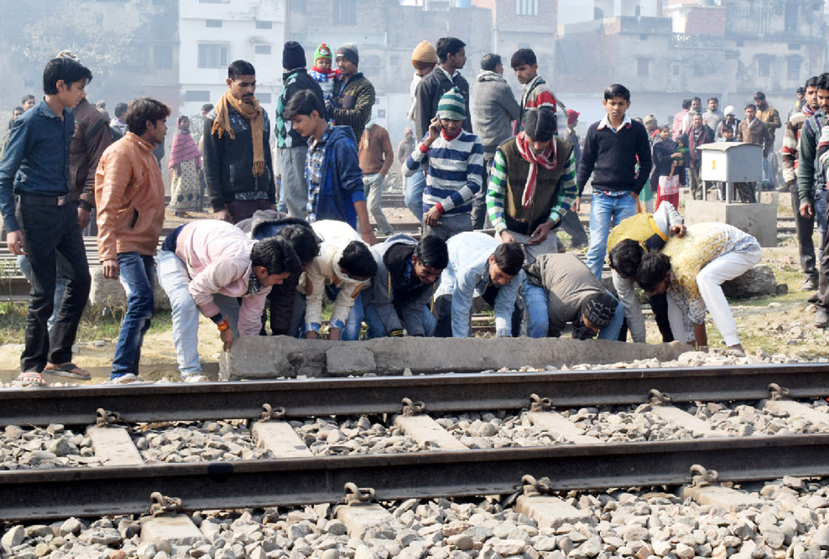 Boy dies due to exposure to railway hightation line