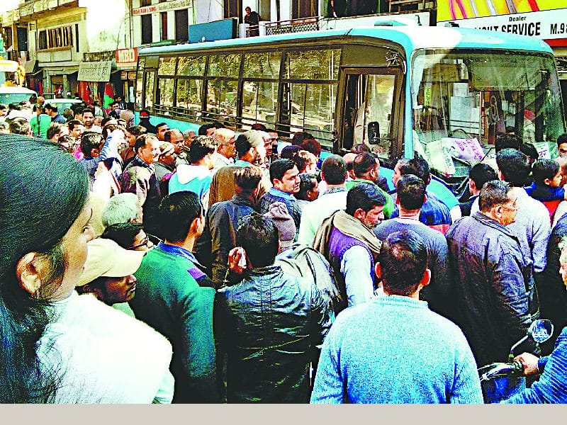 मैहरे में बस बाइक की टक्कर में दो घायल