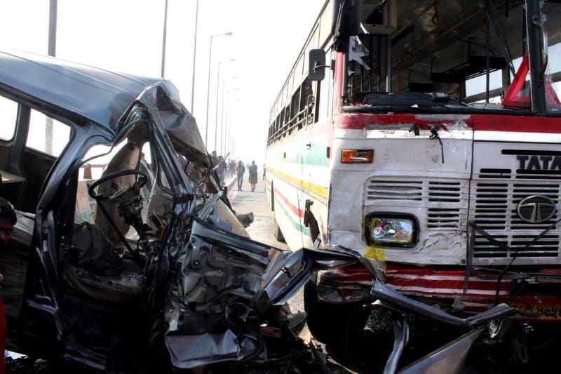 बस ने कार को रौंदा, स्कूल प्रबंधक की मौत