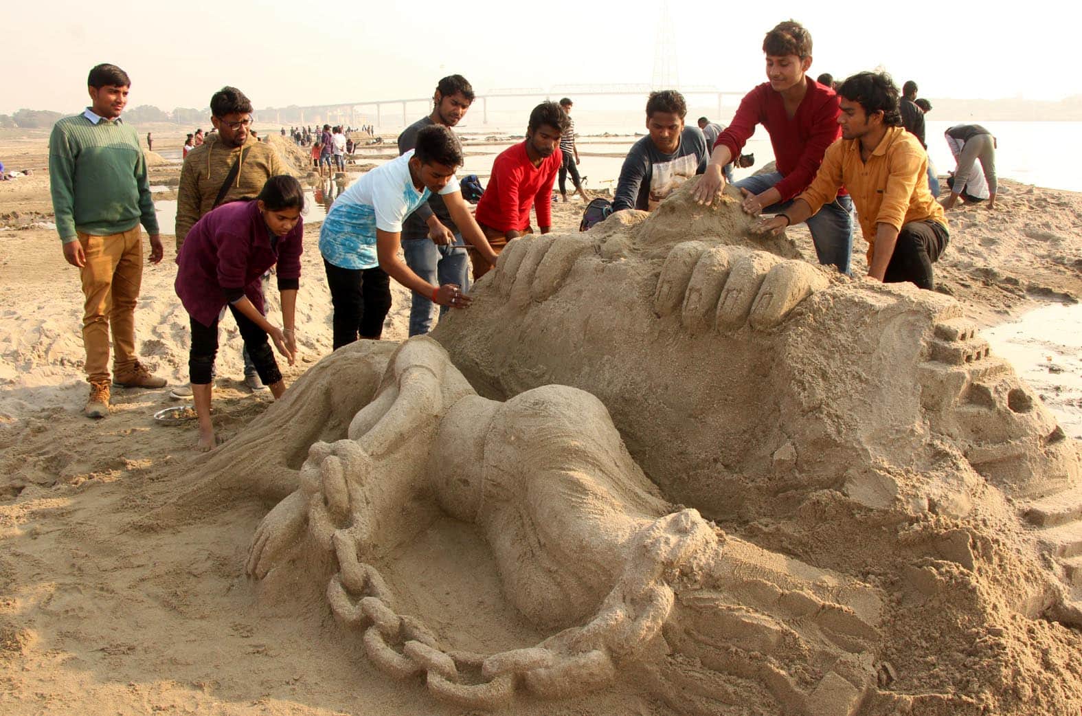 Sand Artist Sudarshan Patnaik made an Art for Kapil Sharma and Ginni Chatrath on Puri Beach