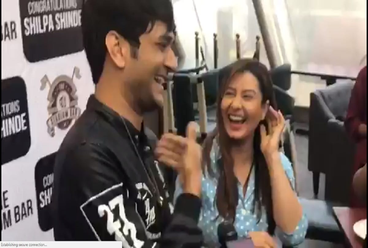 bigg boss winner shilpa shinde to party and hina will pay the party bill