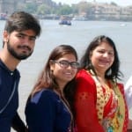 निधि, माता-पिता के साथ