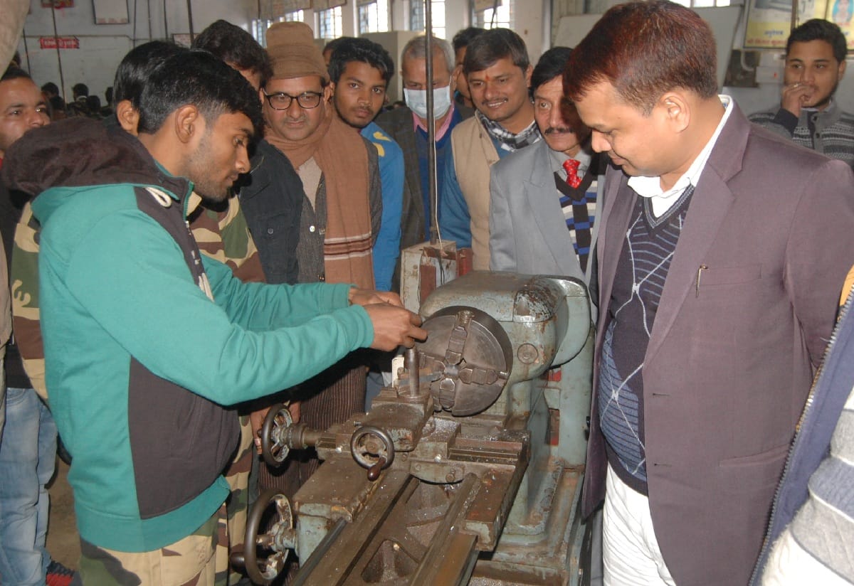 कौशल विकास मंत्री ने किया आईटीआई का निरीक्षण