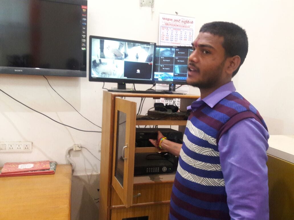firing in agra college agra