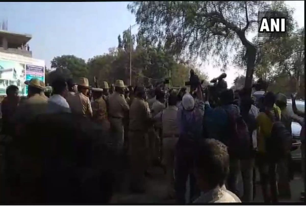 Dalit groups attempt to block Anant Kumar Hegde's car over his remarks on constitution Karnataka