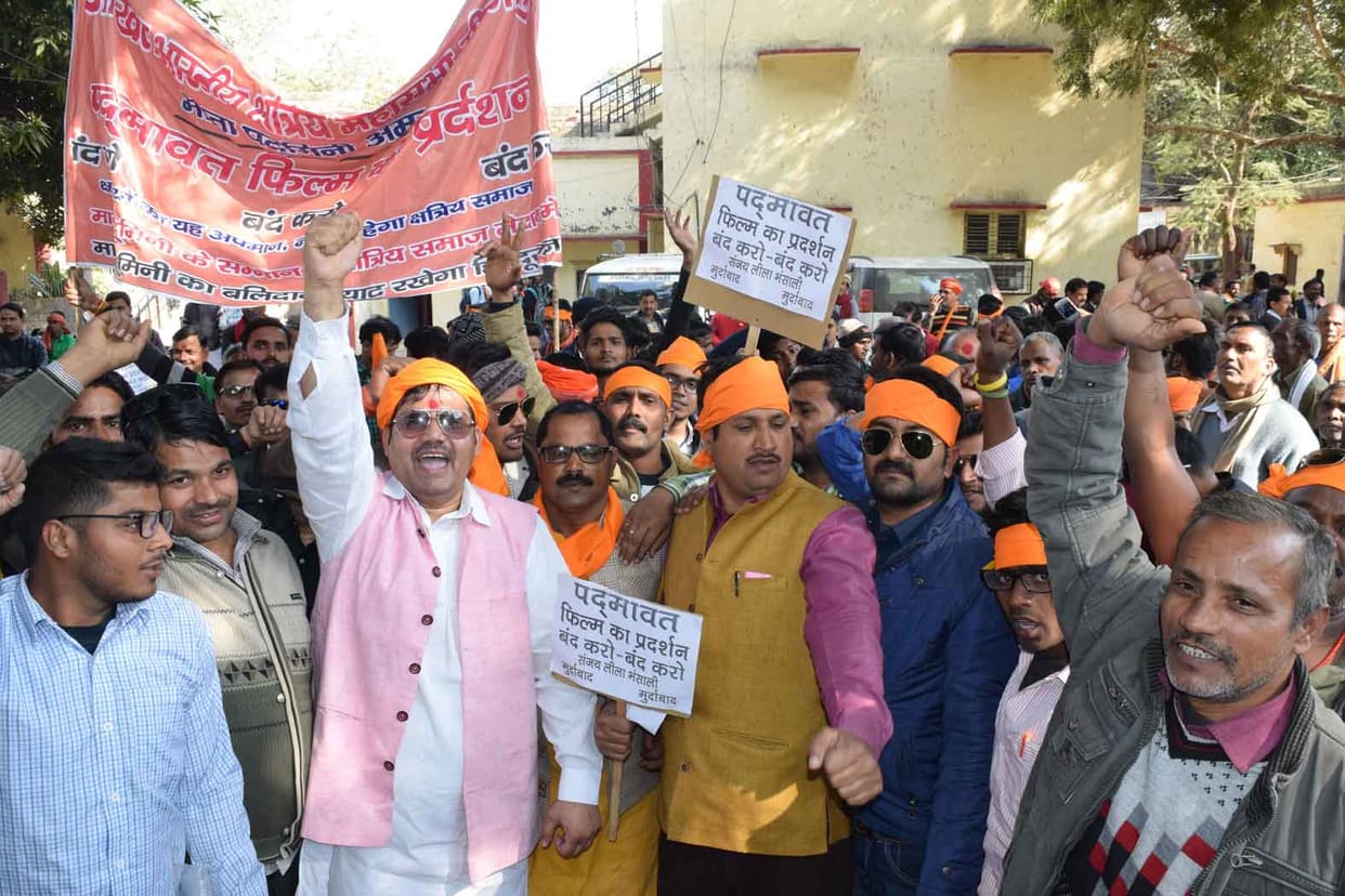 फिल्म पद्मावत के विरोध में क्षत्रिय समाज ने किया पैदल मार्च