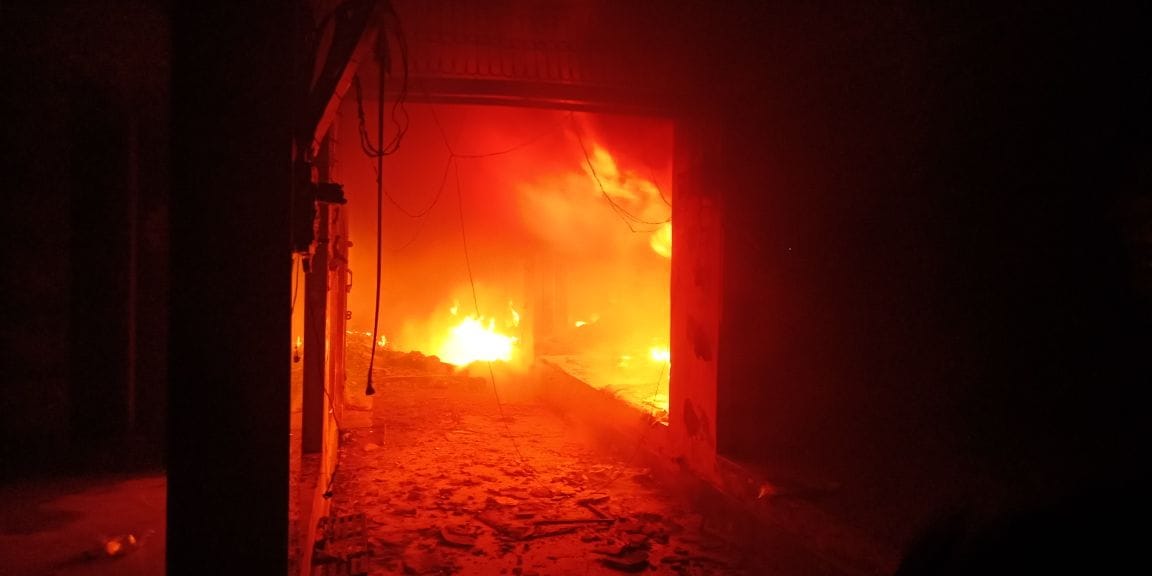 fire in garments shop in firozabad
