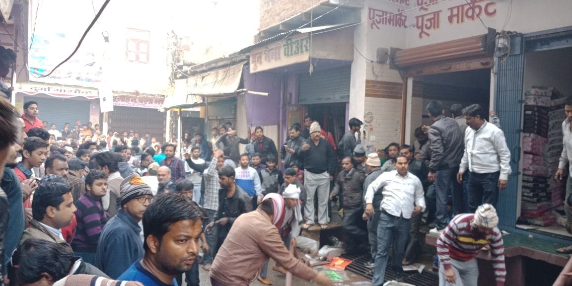 fire in garments shop in firozabad