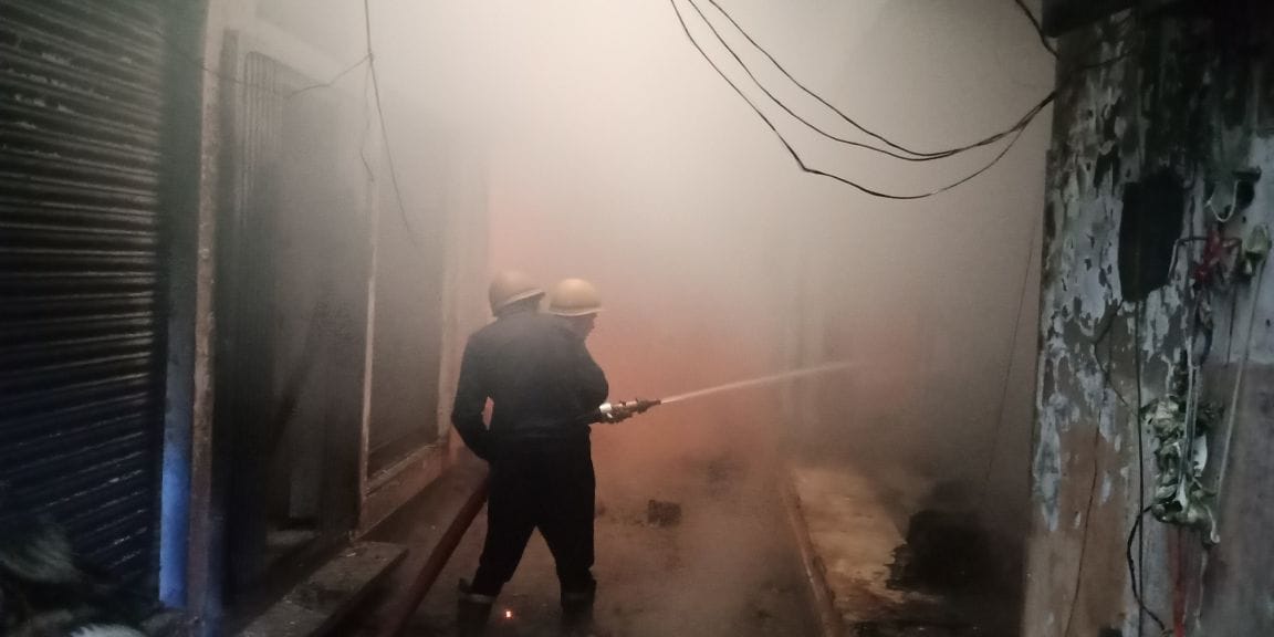 fire in garments shop in firozabad