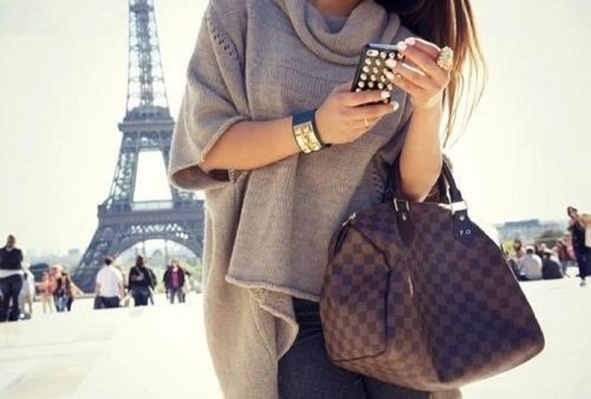 Things You Should Not Keep In Purse Or Handbag
