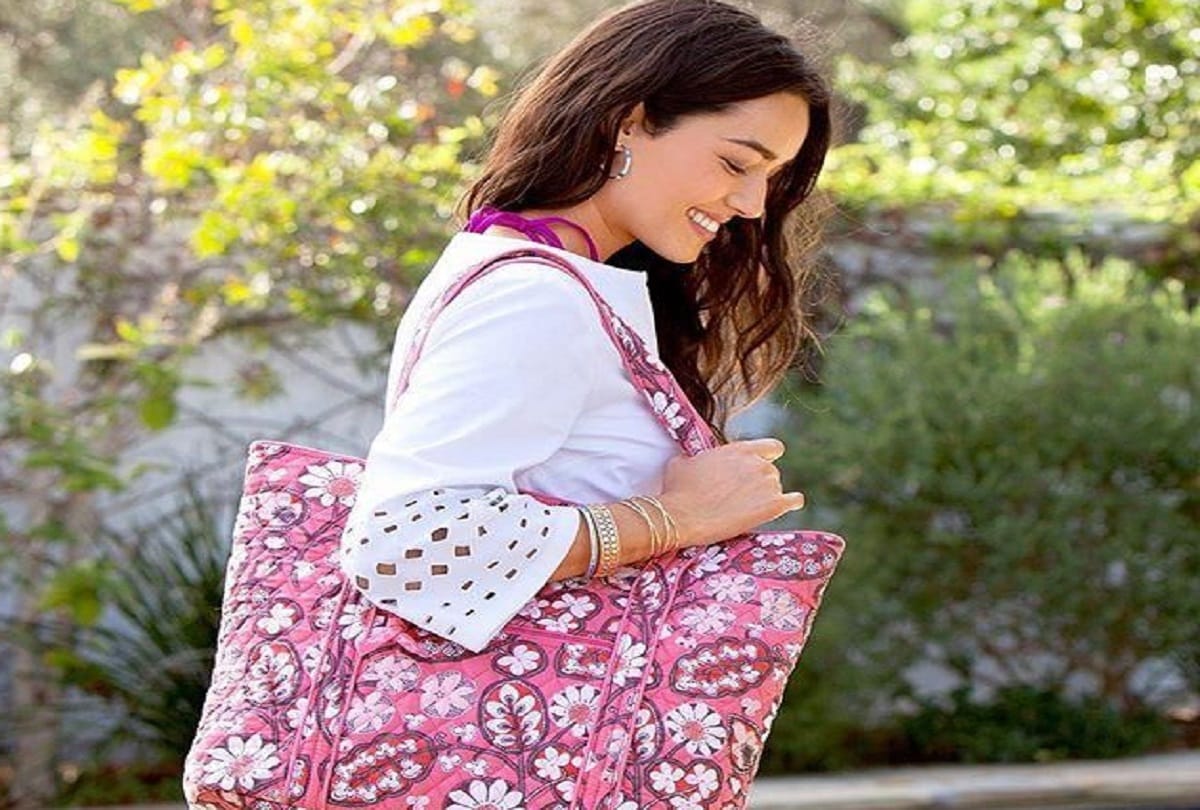 Things You Should Not Keep In Purse Or Handbag