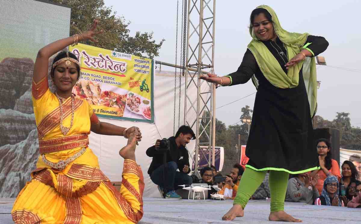 BHU iitians participate in dance competition in kashi yatra fest