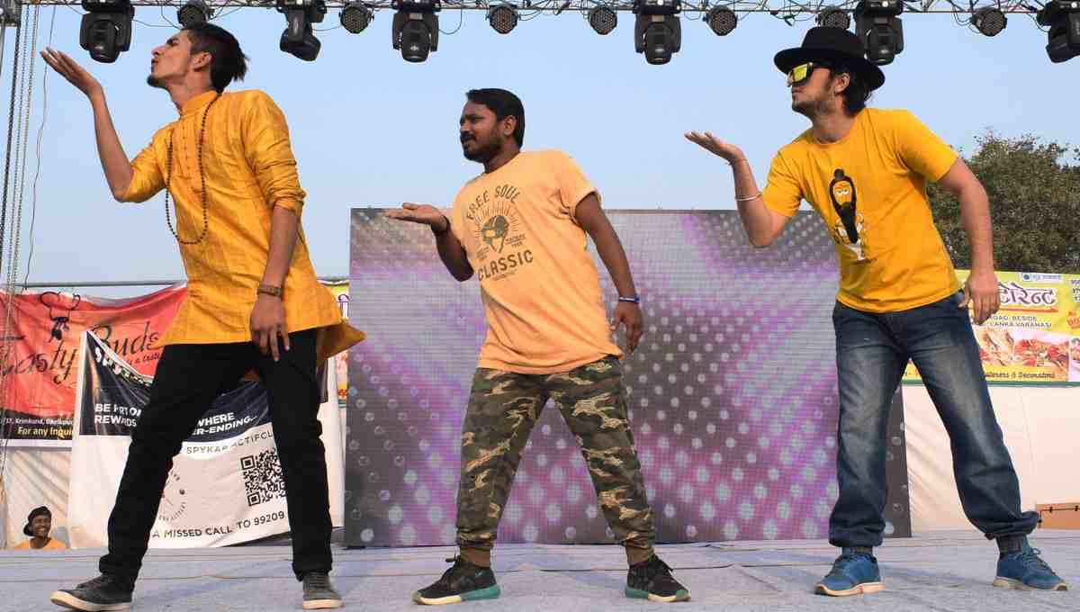 BHU iitians participate in dance competition in kashi yatra fest