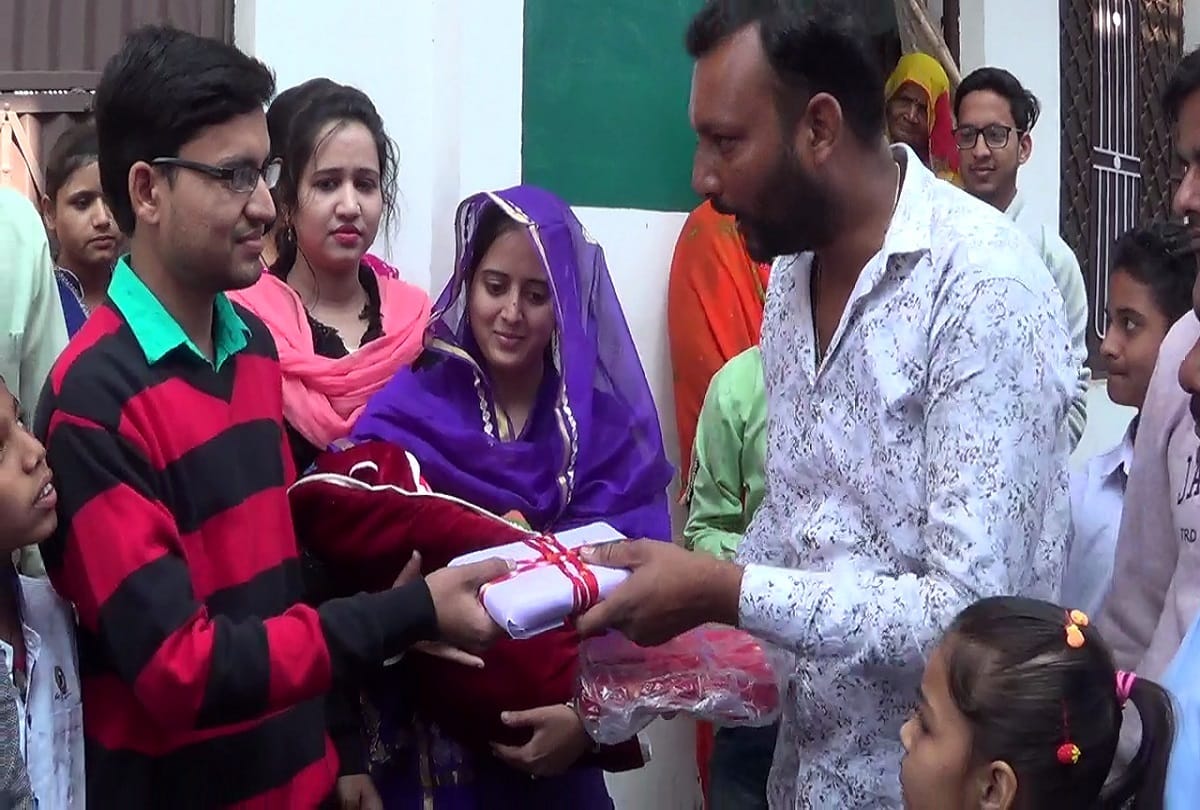 Respecting mother giving birth to daughter, Quran and Ramayan distributed in kota rajasthan