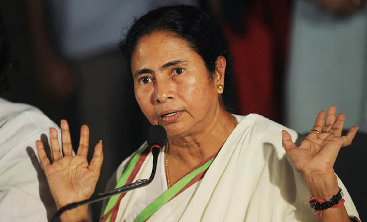 richest chief minister female in india which belongs to royal family