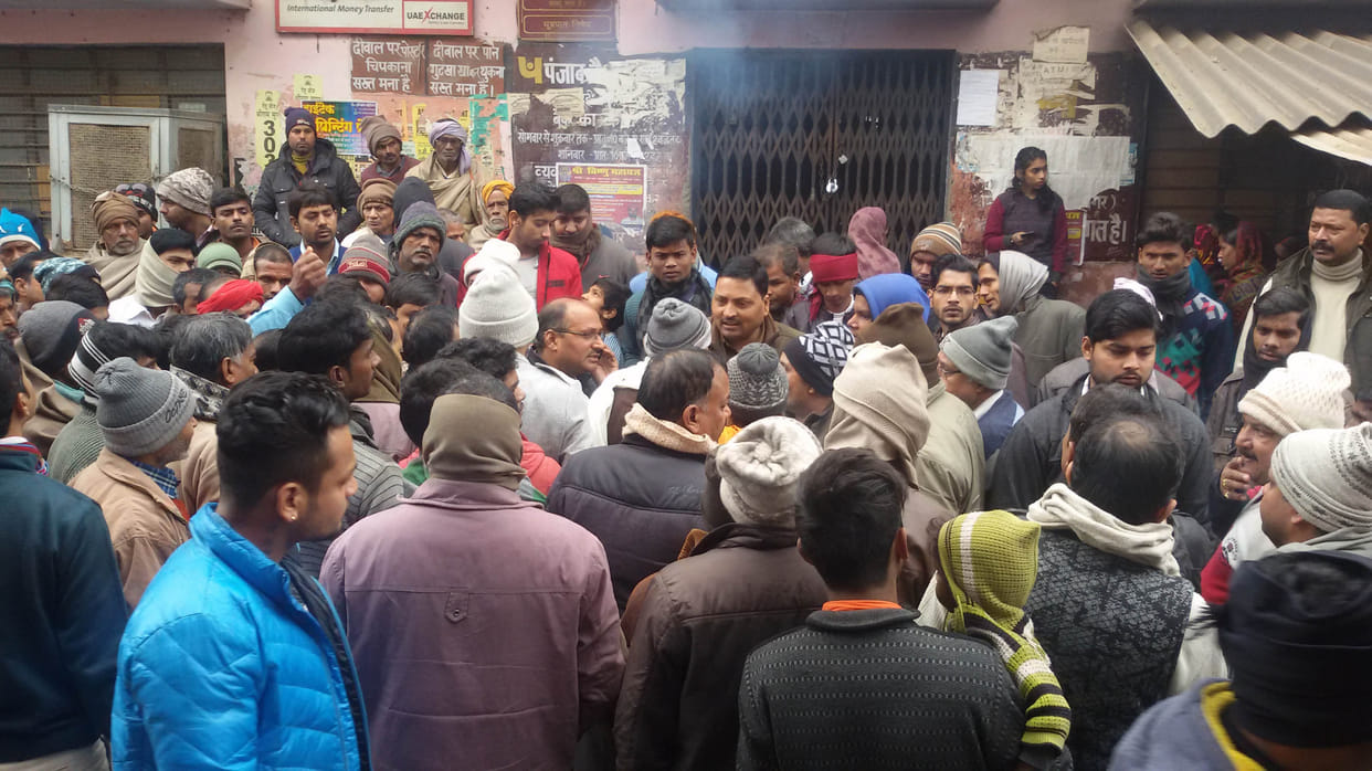 Dealers held on the bank gate,