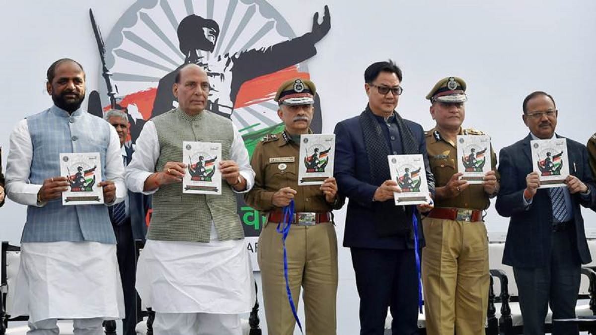 Bharat Ke Veer anthem for helping kin of martyred of Indian forces