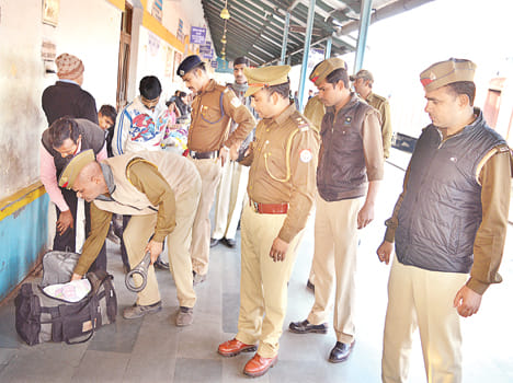 suspected people checking at station