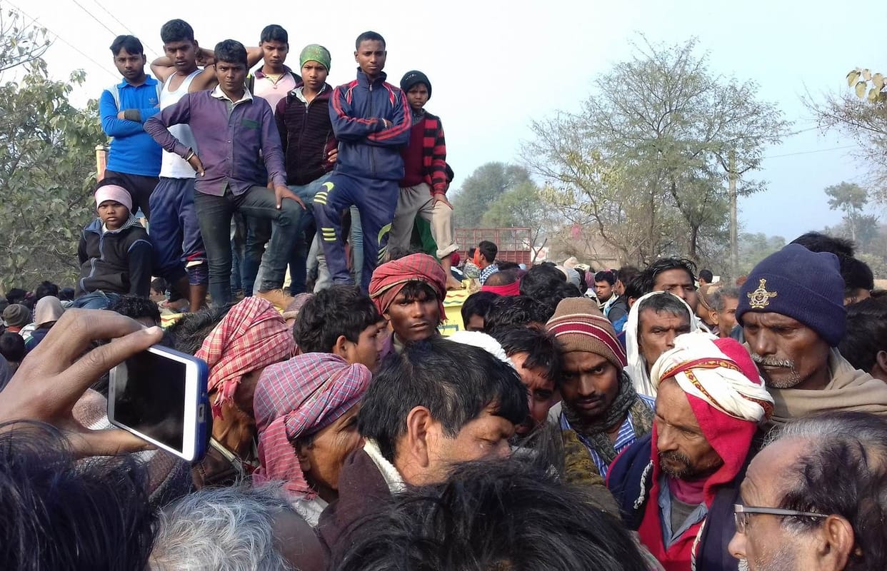ट्रैक्टर की जद में आने से युवक की मौत, दो घायल