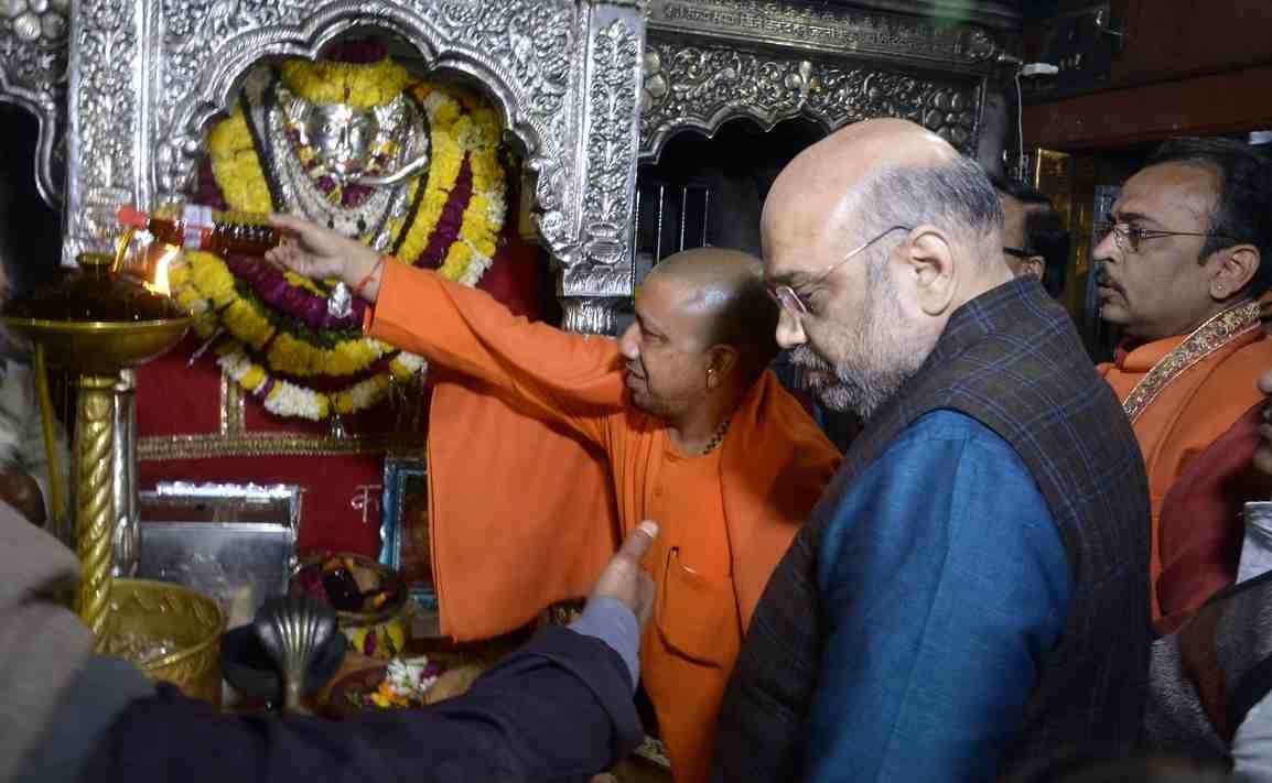 amit shah and cm yogi do worship at kashi vishwnath temple