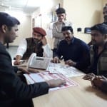 सिनेमाघर संचालकों को पम्फलेट देकर अपील करते राजपूत समाज के लोग