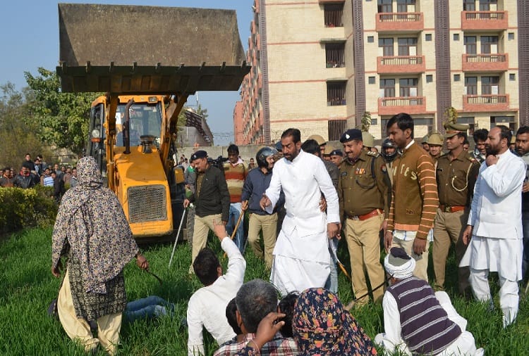 MDA officers who arrived with police of 12 police stations, bulldozer on the farmers crop, photos