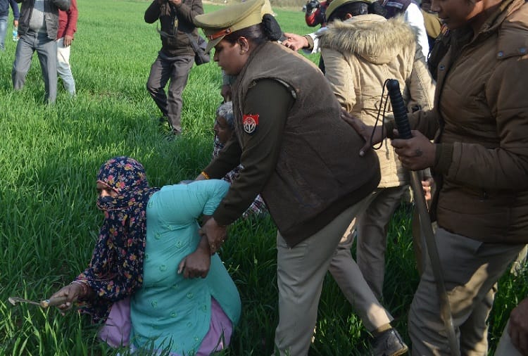 MDA officers who arrived with police of 12 police stations, bulldozer on the farmers crop, photos
