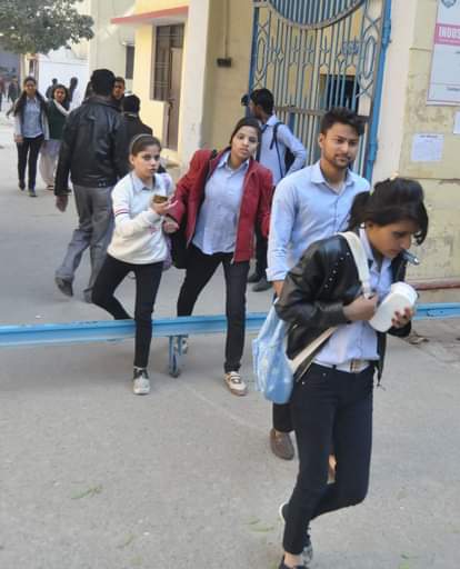 आगरा कालेज में फायरिंग के बाद मची अफरातफरी