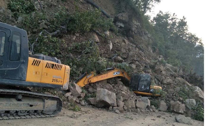 Tanakpur-Pithoragarh NH Closed with wreck near Sinai