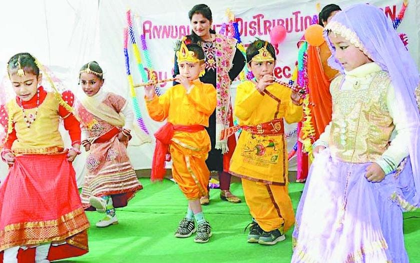 समूहगान, नाटी से बच्चों ने खूब मनोरंजन किया