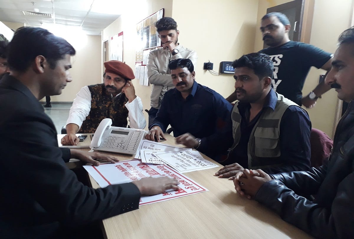padmavati controversy : pamphlet distributed against Padmaavat by Rajasthan rajput 