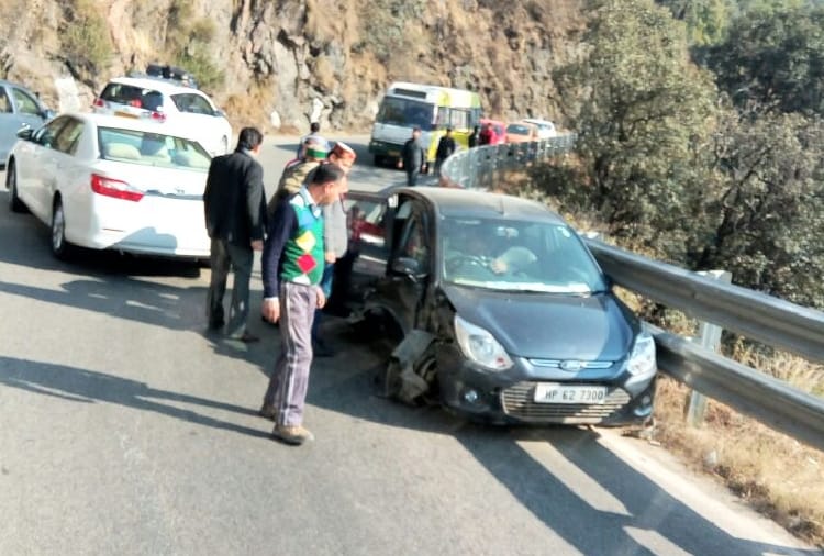 himachal health minister car collided with another vehicle
